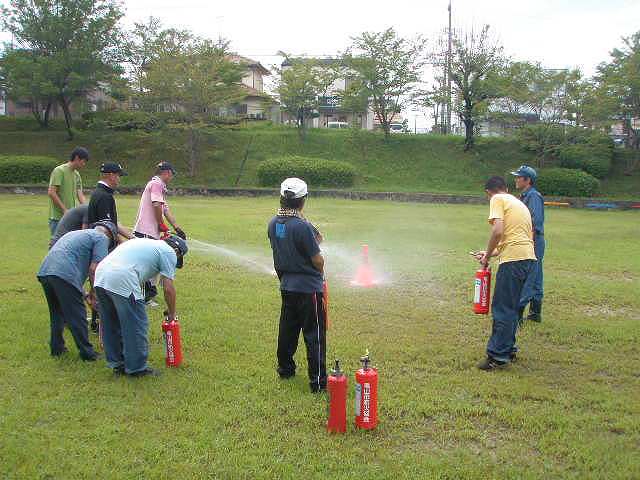水消火器での訓練の様子 水消火器での訓練の様子